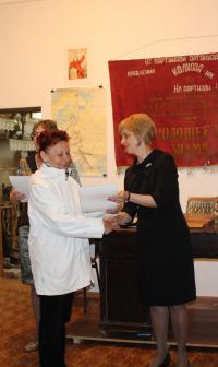 Руководитель управления культуры С.А.Топилина награждает грамотой дарителя музея